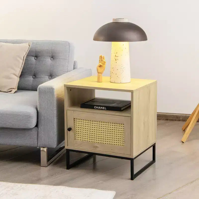 2 comodini con anta in legno decorata in rattan, tavolini laterali color rovere