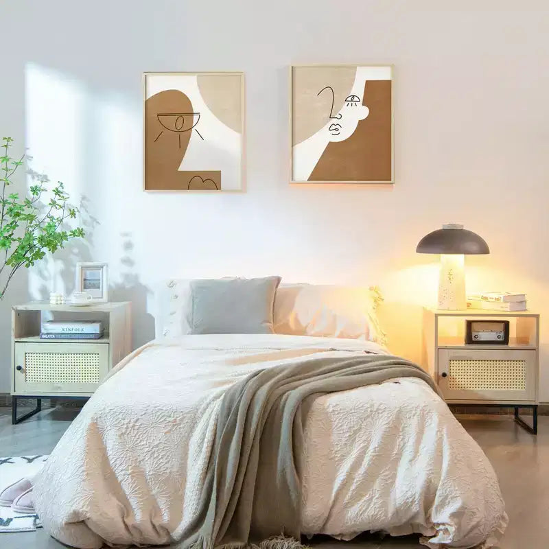 2 comodini con anta in legno decorata in rattan, tavolini laterali color rovere